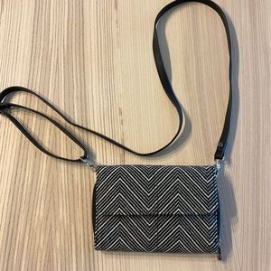 Thirty one gifts cross body bag.